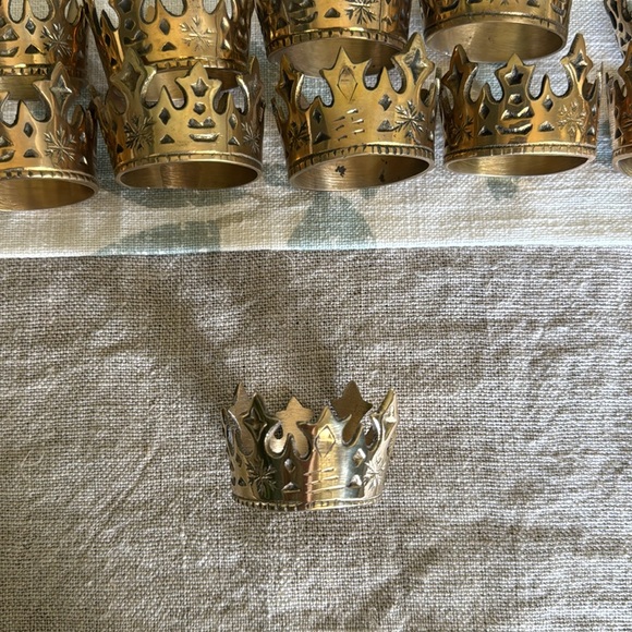 Set of 12 Crown Napkin Rings. - Picture 4 of 4